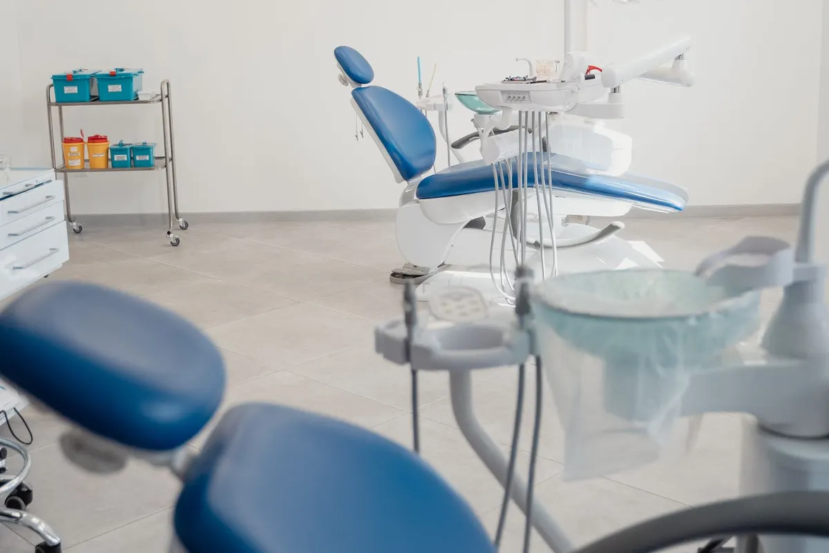 Gabinete con sillones azules (imagen ilustrativa)
